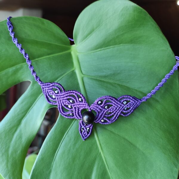 collier en macramé et perle violet