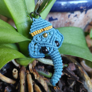 Porte clé tête d'éléphant indien, de couleur bleue en perles et macramé