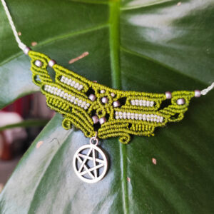 Collier vers ésotérique Un fil entre nous - Création de bijoux en micro macramé Bienvenue dans mon univers créatif, entre fils, formes et émotions. Je suis passionnée par l’art sous toutes ses formes, et j’ai choisi de l’exprimer à travers deux médiums : le macramé et le dessin. Chaque création est une invitation à ralentir, à se reconnecter à soi, à la nature, à ce qui fait sens. Mes bijoux en macramé sont entièrement réalisés à la main, avec patience et précision. J’utilise des matériaux de qualité, souvent naturels et durables, pour créer des pièces uniques, parfois minimalistes, parfois bohèmes, mais toujours poétiques. Colliers, bracelets, boucles d’oreilles… chaque nœud raconte une histoire, chaque détail a son importance. Parallèlement, je réalise des dessins originaux mêlant lignes abstraites, formes organiques, aquarelle, encre et textures. Ce sont des œuvres sensibles, souvent intuitives, où l’imaginaire et le réel se croisent. Elles peuvent être contemplatives ou vibrantes, douces ou puissantes, mais toujours sincères. Ce site est plus qu’une boutique : c’est un espace vivant, en constante évolution, nourri par l’envie de créer du beau et du vrai. Vous y trouverez des pièces uniques ou en petites séries, à offrir ou à s’offrir, mais aussi un reflet de mon parcours d’artiste-artisane. Merci de soutenir le fait-main, l’authenticité, et les créations qui ont une âme. Bienvenue chez moi.