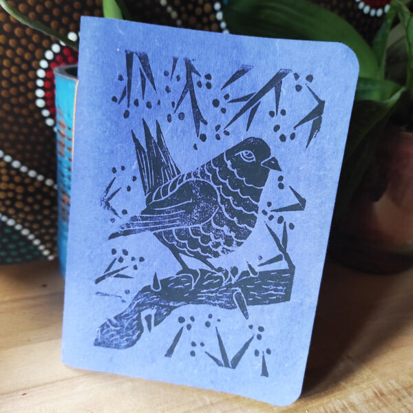 carnet A6 a la couverture bleue et dessin d'oiseau en linogravure noire: