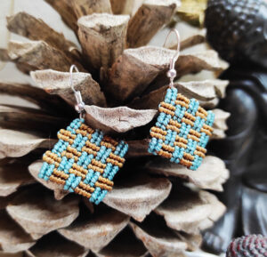 Boucles d'oreilles en micro macramé motif damier bleu et marron